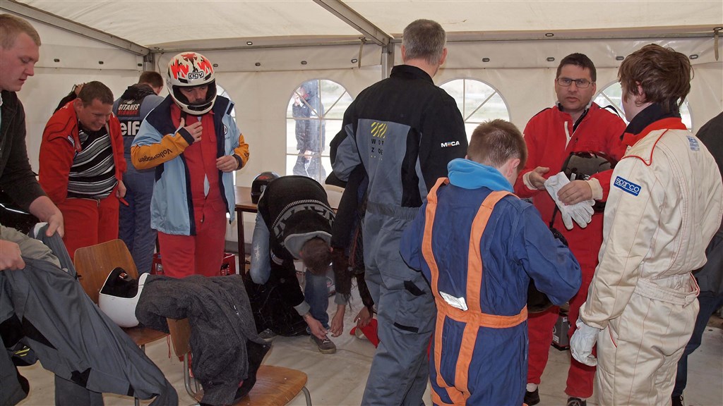 MNJ stiller både styrthjelme og kørerdragter til rådighed for de personer, som prøver FR-køreturen og evt. senere singleturen.
(Foto: Åge Keseler Kirketerp)